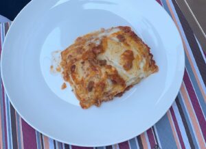 Angela Finger-Erben Instagram - Lillis 5. Geburtstag gestern war wie: angenehme Abendsonne, Schokokuchen mit Geschenken, bunte Gummibärchen und nett angerichtete Lasagne 😎 Fotos von Pinguine tauchen, Maiswaffeln, Glasscherben sammeln, Pasta, PetroPetro, Limoncello, Olympia gucken, Arschbojen, Bootskonzert erspare ich euch… Ciao tutti #gardasee #abendsonne #relax #family #birthday