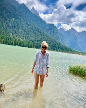 Angela Finger-Erben Instagram - Heute macht Lilli das Insta Foto… die Kinder sind ja doch für was zu gebrauchen 😉 Wir lassen uns treiben! Kneippbad im Toblacher See #italia #arschkalt Anna ist übrigens reingegangen - RESPEKT