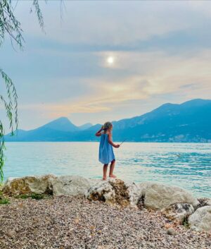 Angela Finger-Erben Instagram - 1. Ungeschminkt und 2. mit Sonnen gebleichten Haaren habe ich 3. den schönsten Ausblick auf den 4. Gardasee mit einem 5. leckeren Getränk in der Hand! Drei Wochen Familie, jeden Tag Pasta, Erfrischung im See - das ist schee 💚🤍❤️ #vacation #holiday #family #lagodigarda #italy #pasta #prost Bikini und Sonnenbrille von @brunottiwomen #unbezahltewerbung