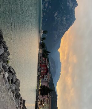 Angela Finger-Erben Instagram - 1. Ungeschminkt und 2. mit Sonnen gebleichten Haaren habe ich 3. den schönsten Ausblick auf den 4. Gardasee mit einem 5. leckeren Getränk in der Hand! Drei Wochen Familie, jeden Tag Pasta, Erfrischung im See - das ist schee 💚🤍❤️ #vacation #holiday #family #lagodigarda #italy #pasta #prost Bikini und Sonnenbrille von @brunottiwomen #unbezahltewerbung