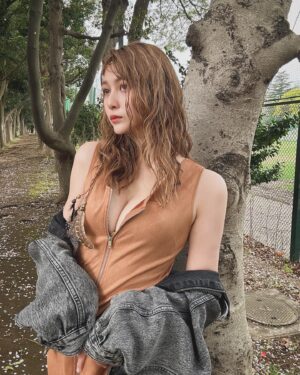 Angela Mei Instagram - #月刊エンタメ 今月号！
連載中の「ゼロイチ動物園」に掲載されてます🫶
私はキリンに変身しました🦒
今まで撮ったことないエキゾチックな雰囲気！楽しかった〜！
みてねっ
#ゼロイチ動物園