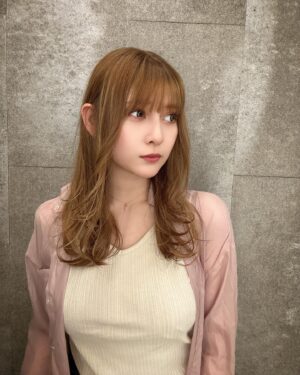 Angela Mei Instagram - タイミングみてやっと髪の毛のメンテナンス🫶
移転してから初めて行ったんだけどさらにオシャレになってて過ごしやすくなってた👶
役があるので髪色はキープ、傷んだ髪をトリートメントでさらさらにしてもらったよ はっぴー
@kentarou_iida さんいつもありがとうございます🥰