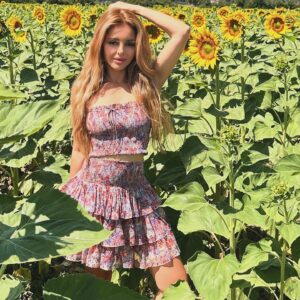 Angelika Revva Instagram - Лето, куда же ты спешишь? За половину уже перевалило, замедляйся давай 😒🌻🥹🫶🌞