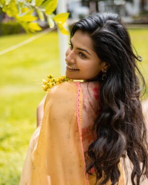 Angelin B Instagram - 🌼🪬

Boat movie Pre launch event 

Outfit @houseofmurah 
Photo credits @day_night_photography__ 
Hairstyle @miss_pretty_makeoverartist 

#angelin #vjangelin #anchor #snscollege #cbe