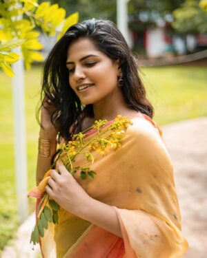 Angelin B Instagram - 🌼🪬

Boat movie Pre launch event 

Outfit @houseofmurah 
Photo credits @day_night_photography__ 
Hairstyle @miss_pretty_makeoverartist 

#angelin #vjangelin #anchor #snscollege #cbe