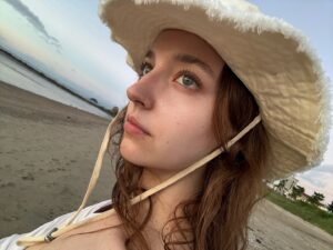 Angelina Danilova Instagram - 가끔은 그저 바다로 떠나야 할때가 있어요.
제부도 석양 갔다 온 젤리.🪼

sometimes you just gotta take yourself to the sea.