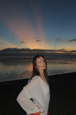 Angelina Danilova Instagram - 가끔은 그저 바다로 떠나야 할때가 있어요.
제부도 석양 갔다 온 젤리.🪼

sometimes you just gotta take yourself to the sea.
