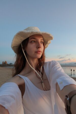 Angelina Danilova Instagram - 가끔은 그저 바다로 떠나야 할때가 있어요.
제부도 석양 갔다 온 젤리.🪼

sometimes you just gotta take yourself to the sea.