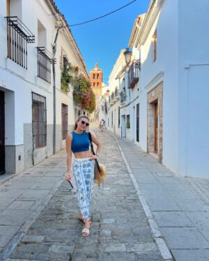 Angelique Boyer Instagram - Modo turistas activado 😎🌞✨🦀♋️🌻⛱️🥂
Gratamente sorprendidos con Zafra 📍
es un encantador pueblo de Extremadura, en España, conocido por su impresionante castillo, su arquitectura medieval y su rica historia y comida 🥘🤤

Cantamos todo el camino un cuantos km y ya estábamos en Mérida📍, un escenario donde se entrelazan las historias de la antigua Roma con la pasión y el arte de una ciudad que respira cultura, donde cada piedra cuenta una historia y cada rincón es un acto en el gran teatro de la historia….. agradecimos y decretamos en grande ✨🍀✨🙌🤗🙏