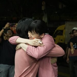 Angga Dwimas Sasongko Instagram - Bikin film selalu jadi perjalanan yang personal. Setiap film yang hadir dari tangan penyutradaraan saya, adalah sebuah usaha terbaik yang mampu saya hasilkan pada waktu tersebut. Film - film saya adalah perjalanan saya. Ia tidak cuma menggambarkan perasaan - perasaan yang sedang hadir saat filmnya dibuat, tapi juga artikulasi dari pertumbuhan kemampuan bahkan kadang pengalaman yang lalu tentang luka dan harapan.

#HeartabreakMotel adalah film terbaru saya. Interpretasi saya terhadap novel terunik dari @ikanatassa. Proses yang tidak mudah karena mengkolaborasikan banyak sekali pemikiran, termasuk ide - ide dari @aphang_alimsudio @thepratiktos @normanlegob @hendra.adhi15 @abelhuray @iponxonik @koriadyaning @adrianto_sinaga dan masih banyak lagi. Namun setimpal dengan semua jerih payahnya.

Filmnya akan hadir di bioskop tanggal 1 Agustus nanti. Semoga bisa kasih pengalaman menonton yang unik dan dashyat untuk teman - teman menikmatinya di layar yang lebar, ruangan yang gelap dan soundsystem yang menggelegar. Ini sebuah romance dengan experience yang berbeda.

Selamat menonton trailernya!