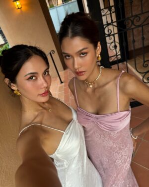 Aniporn Chalermburanawong Instagram - 🩷 🤍=👩🏻‍❤️‍💋‍👩🏻