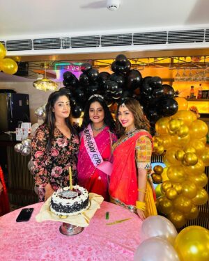 Anjana Singh Instagram - Happy birthday di Kal hum log sath the apka bday manaya bahot acha lga god bless you ⭐️⭐️⭐️🥰🍺🍺🍺🍺🍺🍺🍺👄

@anjana_singh_