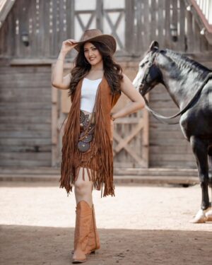Anju Jadhav Instagram - 🥰My FAVOURITE LOOK🤠👢❤️
Happy Sunday guys🌞

Location @setsinthecity.in
MUA @rupesh_makeup @nilima.05
Wardrobe @viiracouture 

#cowboylook#location #shooting #outdoor