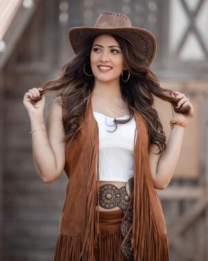 Anju Jadhav Instagram - 🥰My FAVOURITE LOOK🤠👢❤️
Happy Sunday guys🌞

Location @setsinthecity.in
MUA @rupesh_makeup @nilima.05
Wardrobe @viiracouture 

#cowboylook#location #shooting #outdoor