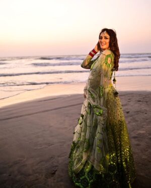 Anju Jadhav Instagram - Ye Hawaye julfo me meri gum ho jae😜🥰
MAKE UP BY @vijaysmakeupartist
HAIR BY @alishahairstylist11

#indianwear #beachvibes #sisweeding #goa
