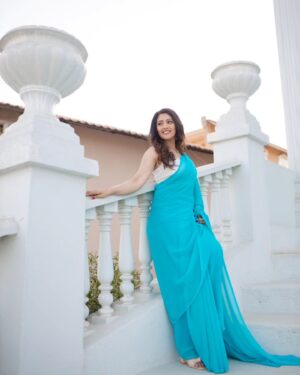 Anju Jadhav Instagram - EVERY SAREE TELLS A STORY 🥰❤️

LOCATION @setsinthecity.in
MUA @rupesh_makeup @nilima.05 
WARDROBE @viiracouture 
#style #sareelove #location #goodvibes #mumbai #blue