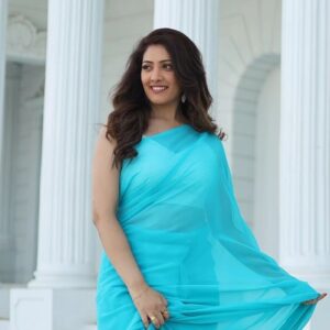 Anju Jadhav Instagram - EVERY SAREE TELLS A STORY 🥰❤️

LOCATION @setsinthecity.in
MUA @rupesh_makeup @nilima.05 
WARDROBE @viiracouture 
#style #sareelove #location #goodvibes #mumbai #blue