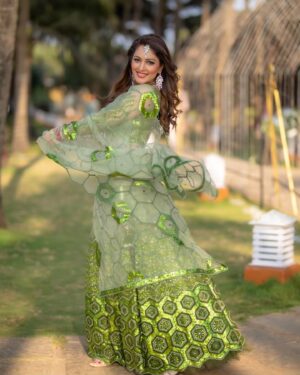 Anju Jadhav Instagram - Some more 😁
Makeup by @vijaysmakeupartist
Hair by @alishahairstylist11 
Capture by @perfectcapturesbyzahid 

#indianwedding #sister #marriage #goa #fashion #desilook
