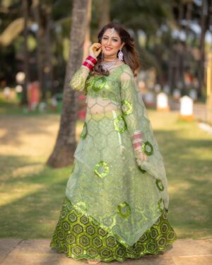 Anju Jadhav Instagram - Some more 😁
Makeup by @vijaysmakeupartist
Hair by @alishahairstylist11 
Capture by @perfectcapturesbyzahid 

#indianwedding #sister #marriage #goa #fashion #desilook