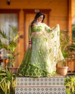 Anju Jadhav Instagram - Some more 😁
Makeup by @vijaysmakeupartist
Hair by @alishahairstylist11 
Capture by @perfectcapturesbyzahid 

#indianwedding #sister #marriage #goa #fashion #desilook