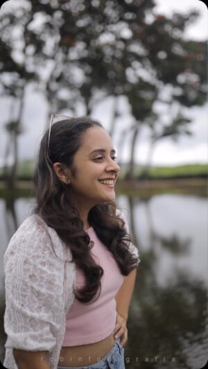 Anju Joseph Instagram - Behind every photoshoot!!😂