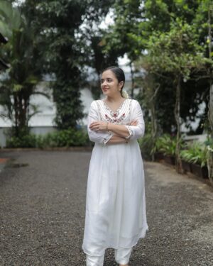 Anju Joseph Instagram - For the love of white!!
Special thanks to @getstylishbyvasthra 
@teenajoseph97 for this beautiful piece!!