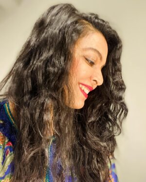 Ankita Shrivastav Instagram - Made my debut at @kommuneity All Stars. It was such an honour! Told a fun story and had a great time listening to some amazing stories, poetry, and music by the best @shrutivyas1 @_megharao @roshan1970  @amolparashar @utsavijhamusic & hosted by the super @rutwicked I laughed, cried, and was just bowled over — it was so beautiful. ❤️

Thank you @prcinspirations for all the work and feedback! And thank you @roshan1970 for giving me the opportunity to tell stories on this wonderful platform. Such evenings make life better! 

Dolled up in a @gajra.gang @nykaafashion outfit for the evening. Thank you for making me look so good! ❤️
