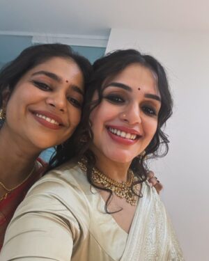 Ann Augustine Instagram - 🌸

Wearing @chelaclothing 
Make up @sajithandsujith 
Stylist  @asaniya_nazrin 

#bestfriends #bestfriendswedding #banarasi #chelafied #sadhya #sajithandsujith #jewelleryaddict #coffeelover