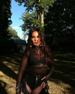 Anna Abreu Instagram - Mä synnyin esiintymään <3 
Tänään Rovaniemi ja @santaopenair 🪭