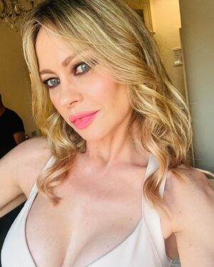 Anna Falchi Instagram - Portfolio della puntata di domenica 25 agosto di #unestateitaliana su @rai1official alle 1530 dal @grandhotel.rimini . Pic by @digitalsauro Trucco parrucco @lige_holistic_concept @chiarabonilapetiterobe @raimondobuccelli @larocca.gina
