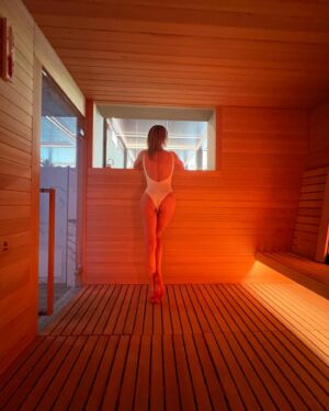 Anna Falchi Instagram - Relax, coccole, attenzioni … il lusso del benessere e del volersi bene . Tra le tante cose anche una sauna ad infrarossi… @palazzofiuggi