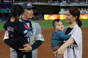 Anna Ishibashi Instagram - WBC

遅ればせながら、チームJAPANの皆さま
優勝おめでとうございます！！！

そしてお疲れさまでした

数々のドラマに何度も何度も心が震えました
7戦全勝！本当に素晴らしいです！！！
夢のような日々をありがとうございました

夫としては、

悔しい気持ちのほうが強いと思います

球へのアジャストが難しくて
逃げ出したかったかもしれない

納得のいく形ではなかったと思うけれど

それでもこの短期間で
結果を残すことができたこと

JAPANのメンバーに選んで頂けたこと

私は心の底から誇りに思うし
ここまで戦い抜いたことを讃えたいです

この悔しさはシーズンで晴らすぞー！

開幕はすぐそこだー！
球春の到来にドキドキして眠れません笑

#wbc #侍japan #球春到来