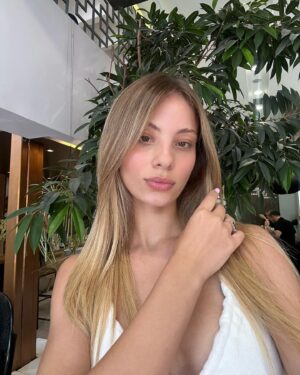 Anna Maria Iliadou Instagram - May this month be as good as my hair 
Καλό μήνα !!💗