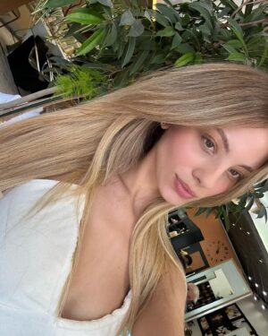 Anna Maria Iliadou Instagram - May this month be as good as my hair 
Καλό μήνα !!💗