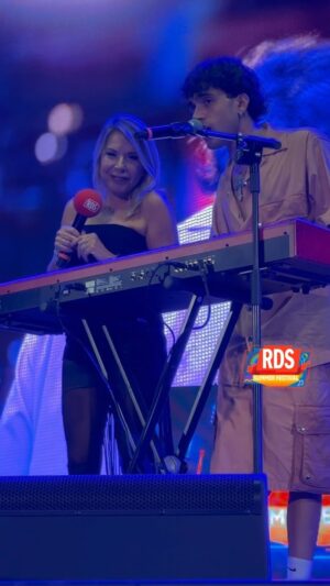 Anna Pettinelli Instagram - I PettySeven son tornati e stavolta con i loro “True Colors” ❤️

#RDSgrandisuccessi #RDSSummerFestival #Aka7even #AnnaPettinelli #PettySeven #amici #live