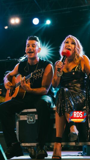 Anna Pettinelli Instagram - 🫶🏻👀Quella volta che @francescogabbani e @anna_pettinelli hanno improvvisato un falò 🔥 sul palco dell’RDS Summer Festival cantando “Il mio canto libero”
.
I due hanno cantato alcune iconiche canzoni, come “La canzone del sole” e “Il mio canto libero” 🎵 durante la seconda serata della tappa a #Barletta. Il momento ha coinvolto il pubblico facendoli emozionare e cantare dal primo all’ultimo!
.
.
.
#rdssummerfestival #live