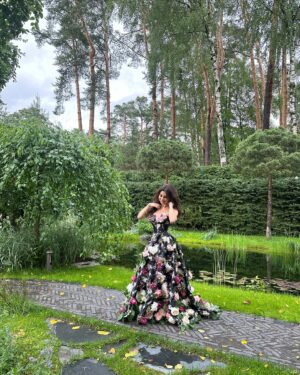 Anna Pletnyova Instagram - Вы же знаете, что я люблю придумывать себе сценические костюмы? 
С этим платьем было так же! Купила коробку искусственных цветов, пришила, решила, что очень красиво и пойду так на премию @muztv 
Как-то мимо проезжал @dvelichko и говорит
«Ты с ума сошла, в этом платье тебя только хоронить» 😂😂😂😂 
На премию я не смогла прийти по другим причинам, ну а в платье хоть пофоткалась 😝
Давайте голосовать!! 
Платье 🫶🏻 или 👎🏻