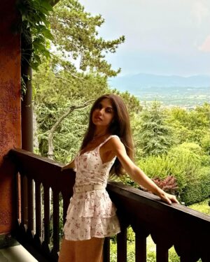 Anna Pletnyova Instagram - Ещё одно красивое место на карте, поющие цикады, запах бесконечных виноградников, вкус вина и местного сыра, но как же всегда хочется домой.. 
Скучаю по своему дому, друзьям и конечно по музыке, по сцене, по вам…. 
Не представляю своей жизни без самого главного..даже в самой красивой точке планеты 🌎❤️