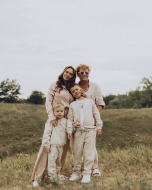 Anna Salivanchuk Instagram - СЬОГОДНІ ТВІЙ ДЕНЬ НАРОДЖЕННЯ! МАМУЛЯ🙏🏻
Ти народила мене в суботу, бо боялась що я можу народитись в понеділок😂бо кажуть діти понеділка😂а якщо в суботу- то творчі люди- так і вийшло🙏🏻
Всі думали що буде хлопчик, бо по татовій лінії 9 поколінь одні чоловіки, але ти точно знала , що буде Анічка💋

Не дивлячись на те, що я вже мати двох прекрасних синів, та всеодно до кінця не розумію, що таке бути мамою доньки!
Для мене мама – це все. Гадаю,що у більшості також!

Мама – моя найкраща подруга, мій вчитель, психолог, критик, помічниця у всьому! 

Тепер, коли я вже двічі мама, точно знаю, що зроблю все, щоб мої дітки були найщасливіші, як це робила все своє життя моя мамочка-Любов Михайлівна!
⠀
Моя рідна матуся! ❤️ Сьогодні цей день тільки для тебе. Хочу, щоб ти завжди пам’ятала, для мене ти завжди будеш найпрекрасніша та най найкраща!
Хочеться побажати тобі мирного неба, спокійних ранків та щоб ти якомога довше була поруч зі мною та своїми онуками!🙏

Не вистачить усього життя, щоб сказати тобі слова подяки та описати мою безмежну любов. Якщо інколи ображаю, вибач. Люблю тебе, моя прекрасна мамо!❤️
