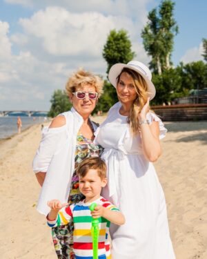 Anna Salivanchuk Instagram - СЬОГОДНІ ТВІЙ ДЕНЬ НАРОДЖЕННЯ! МАМУЛЯ🙏🏻
Ти народила мене в суботу, бо боялась що я можу народитись в понеділок😂бо кажуть діти понеділка😂а якщо в суботу- то творчі люди- так і вийшло🙏🏻
Всі думали що буде хлопчик, бо по татовій лінії 9 поколінь одні чоловіки, але ти точно знала , що буде Анічка💋

Не дивлячись на те, що я вже мати двох прекрасних синів, та всеодно до кінця не розумію, що таке бути мамою доньки!
Для мене мама – це все. Гадаю,що у більшості також!

Мама – моя найкраща подруга, мій вчитель, психолог, критик, помічниця у всьому! 

Тепер, коли я вже двічі мама, точно знаю, що зроблю все, щоб мої дітки були найщасливіші, як це робила все своє життя моя мамочка-Любов Михайлівна!
⠀
Моя рідна матуся! ❤️ Сьогодні цей день тільки для тебе. Хочу, щоб ти завжди пам’ятала, для мене ти завжди будеш найпрекрасніша та най найкраща!
Хочеться побажати тобі мирного неба, спокійних ранків та щоб ти якомога довше була поруч зі мною та своїми онуками!🙏

Не вистачить усього життя, щоб сказати тобі слова подяки та описати мою безмежну любов. Якщо інколи ображаю, вибач. Люблю тебе, моя прекрасна мамо!❤️