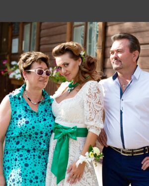 Anna Salivanchuk Instagram - СЬОГОДНІ ТВІЙ ДЕНЬ НАРОДЖЕННЯ! МАМУЛЯ🙏🏻
Ти народила мене в суботу, бо боялась що я можу народитись в понеділок😂бо кажуть діти понеділка😂а якщо в суботу- то творчі люди- так і вийшло🙏🏻
Всі думали що буде хлопчик, бо по татовій лінії 9 поколінь одні чоловіки, але ти точно знала , що буде Анічка💋

Не дивлячись на те, що я вже мати двох прекрасних синів, та всеодно до кінця не розумію, що таке бути мамою доньки!
Для мене мама – це все. Гадаю,що у більшості також!

Мама – моя найкраща подруга, мій вчитель, психолог, критик, помічниця у всьому! 

Тепер, коли я вже двічі мама, точно знаю, що зроблю все, щоб мої дітки були найщасливіші, як це робила все своє життя моя мамочка-Любов Михайлівна!
⠀
Моя рідна матуся! ❤️ Сьогодні цей день тільки для тебе. Хочу, щоб ти завжди пам’ятала, для мене ти завжди будеш найпрекрасніша та най найкраща!
Хочеться побажати тобі мирного неба, спокійних ранків та щоб ти якомога довше була поруч зі мною та своїми онуками!🙏

Не вистачить усього життя, щоб сказати тобі слова подяки та описати мою безмежну любов. Якщо інколи ображаю, вибач. Люблю тебе, моя прекрасна мамо!❤️