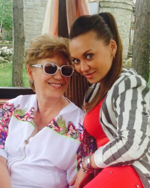 Anna Salivanchuk Instagram - СЬОГОДНІ ТВІЙ ДЕНЬ НАРОДЖЕННЯ! МАМУЛЯ🙏🏻
Ти народила мене в суботу, бо боялась що я можу народитись в понеділок😂бо кажуть діти понеділка😂а якщо в суботу- то творчі люди- так і вийшло🙏🏻
Всі думали що буде хлопчик, бо по татовій лінії 9 поколінь одні чоловіки, але ти точно знала , що буде Анічка💋

Не дивлячись на те, що я вже мати двох прекрасних синів, та всеодно до кінця не розумію, що таке бути мамою доньки!
Для мене мама – це все. Гадаю,що у більшості також!

Мама – моя найкраща подруга, мій вчитель, психолог, критик, помічниця у всьому! 

Тепер, коли я вже двічі мама, точно знаю, що зроблю все, щоб мої дітки були найщасливіші, як це робила все своє життя моя мамочка-Любов Михайлівна!
⠀
Моя рідна матуся! ❤️ Сьогодні цей день тільки для тебе. Хочу, щоб ти завжди пам’ятала, для мене ти завжди будеш найпрекрасніша та най найкраща!
Хочеться побажати тобі мирного неба, спокійних ранків та щоб ти якомога довше була поруч зі мною та своїми онуками!🙏

Не вистачить усього життя, щоб сказати тобі слова подяки та описати мою безмежну любов. Якщо інколи ображаю, вибач. Люблю тебе, моя прекрасна мамо!❤️