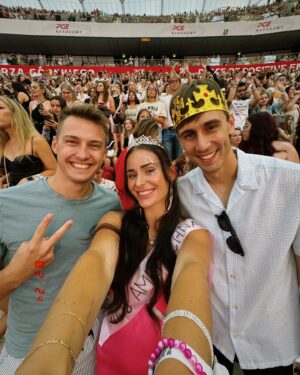 Anna Šulcová Instagram - Miss Americana & Heartbreak Prince 👸🏻🤴🏻 aneb Tay Tay ve Varšavě!💓 Byl to neskutečný zážitek, vše jsem točila do vlogu na youtube a jsem moc ráda, že jsme to takhle v partě mohli zažít! Na čí koncert byste chtěli jít vy?😍