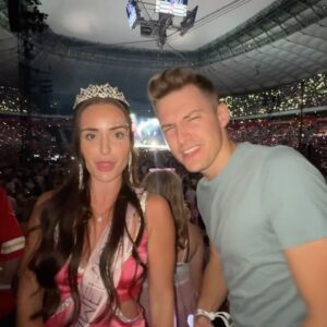 Anna Šulcová Instagram - Miss Americana & Heartbreak Prince 👸🏻🤴🏻 aneb Tay Tay ve Varšavě!💓 Byl to neskutečný zážitek, vše jsem točila do vlogu na youtube a jsem moc ráda, že jsme to takhle v partě mohli zažít! Na čí koncert byste chtěli jít vy?😍