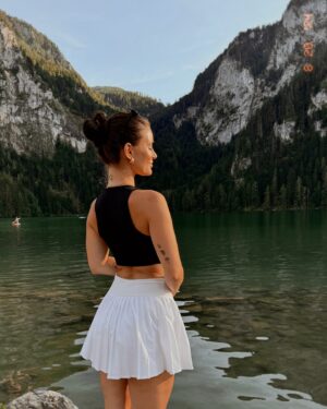 Anna Šulcová Instagram - favorite moments💓
1) moje zmoklé miminko 🐶 (možná jsem vyfotošopovala asi 20 lidí ve vodě a možná taky ne?🤣)
2) rozhledny na výletech jsou za odměnu
3) miluju jezera
4) rozdíl 9 let 😃😃😃