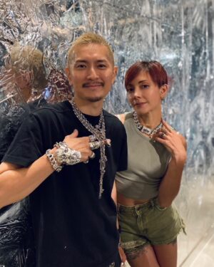 Anna Tsuchiya Instagram - @justindavis_jewels 
展示会に行ってきたよん❤️‍🔥
最高にカッコいいアイテムと
ぶっ飛んだ空間😘🫶
大好き😘❤️‍🔥❤️‍🔥❤️‍🔥

@kotaro___yamada 
発表おめでとう👏

#土屋アンナ 
#annatsuchiya