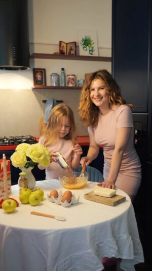 Anna Tsukanova-Kott Instagram - Шарлотка из кислых яблок 🍏 

Самое первое блюдо, которое я приготовила была именно шарлотка. Это случилось на уроке труда и я была в шоке. С тех пор я ежедневно готовлю и еда стала моей страстью. 

Тот самый Рецепт ⤵️
⠀
Яблоки 3 шт
Мука 200 г (стакан)
Сахар 200 г (стакан)
Яйцо 5 шт
Сливочное масло 200 г (пачка)
Ванильный сахар 10 г 
Разрыхлитель 1 ч. л.
Соль щепотка
Корица 1 ч.л.
⠀
Выпекать 30 минут при 180 градусах
Подавать, посыпав сахарной пудрой!
⠀
А у вас какое было первое блюдо?

#готовим #готовимсдетьми #ребенокнакухне #мамаидочка #дочь #шарлотка #яблочныйпирог #яблоки #пирог #накухне #рецепт #видеорецепт #вкусно #простойрецепт #аннацукановакотт #ешьискусство