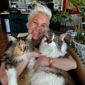 Anne Burrell Instagram - I’m a happy cat lady!!!! #ilovewhatido #luckygirl #mainecooncats #nuttynancycrazypants #marciamarciamarcia #imaddictedtomykitties #catlady #imagirlsgirl