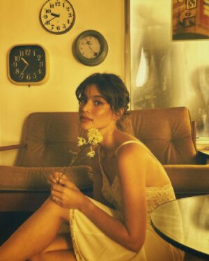 Anne Curtis Instagram - 🥀🥀🥀

📷 @shairaluna @lomography