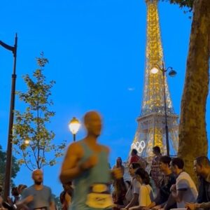 Anne Hidalgo Instagram - Après le marathon masculin ce matin, plus de 40 000 coureuses et coureurs se sont élancés pour le marathon pour tous, sur le même parcours ! 

Pour la première fois de l'histoire des Jeux, des sportives et des sportifs amateurs ont pu vivre une expérience olympique ! 

Un parcours riche en symboles puisqu’il met en lumière la révolution française et la marche des femmes sur Versailles, le 5 octobre 1789. 

Et ce sont les athlètes féminines qui s'élanceront demain sur ce parcours.

Liberté égalité sororité !